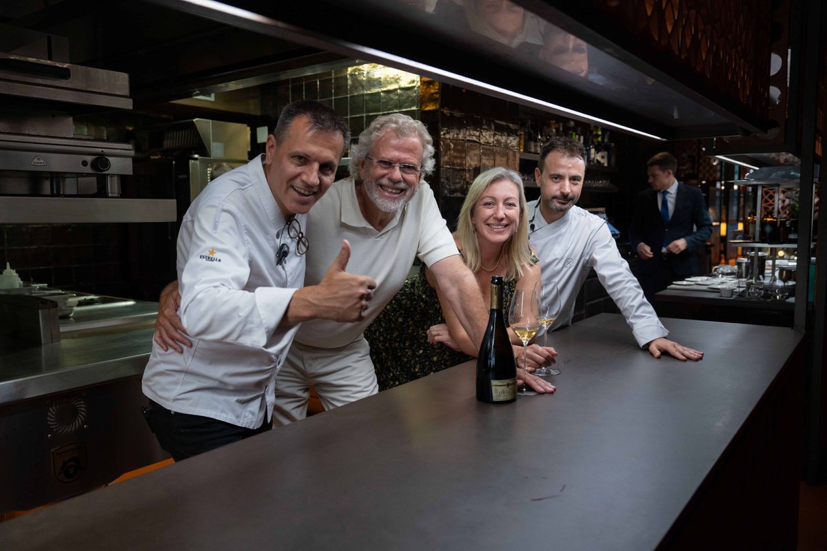 Gramona (@gramona1881) on Twitter photo <a href="/DisfrutarBCN/">Disfrutar Barcelona</a>, el millor restaurant del món 2024, va obrir en exclusiva per oferir un dinar solidari, en homenatge a Xavier Gramona. La recaptació d’aquesta iniciativa es va adreçar a la <a href="/FundJSGavina/">Fundació Gavina</a>, amb què la família Gramona manté una llarga col·laboració. <a href="/DisfrutarBCN/">Disfrutar Barcelona</a>, el millor restaurant del món 2024, va obrir en exclusiva per oferir un dinar solidari, en homenatge a Xavier Gramona. La recaptació d’aquesta iniciativa es va adreçar a la <a href="/FundJSGavina/">Fundació Gavina</a>, amb què la família Gramona manté una llarga col·laboració.