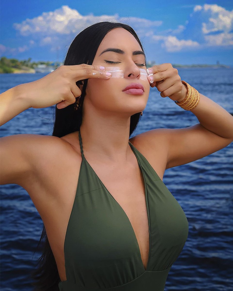 Isanogoficial's tweet image. O verão do Norte chegou aqui em Manaus e eu já estou aproveitando essa estação que exala amor e felicidade! Mas meu povo, não dá pra sair nesse calor sem a proteção de Boti Sun, que deixa a pele sequinha 💚 (+)