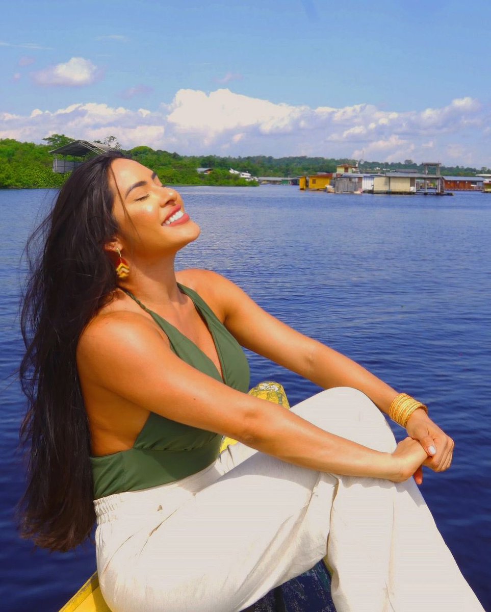 Isanogoficial's tweet image. O verão do Norte chegou aqui em Manaus e eu já estou aproveitando essa estação que exala amor e felicidade! Mas meu povo, não dá pra sair nesse calor sem a proteção de Boti Sun, que deixa a pele sequinha 💚 (+)