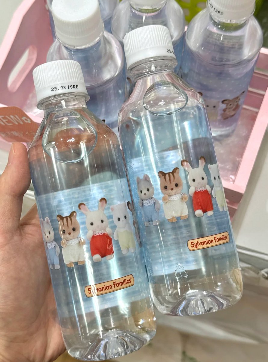 piinkimi_'s tweet photo. sylvanian families water bottles https://t.co/eZqfvQg6NK