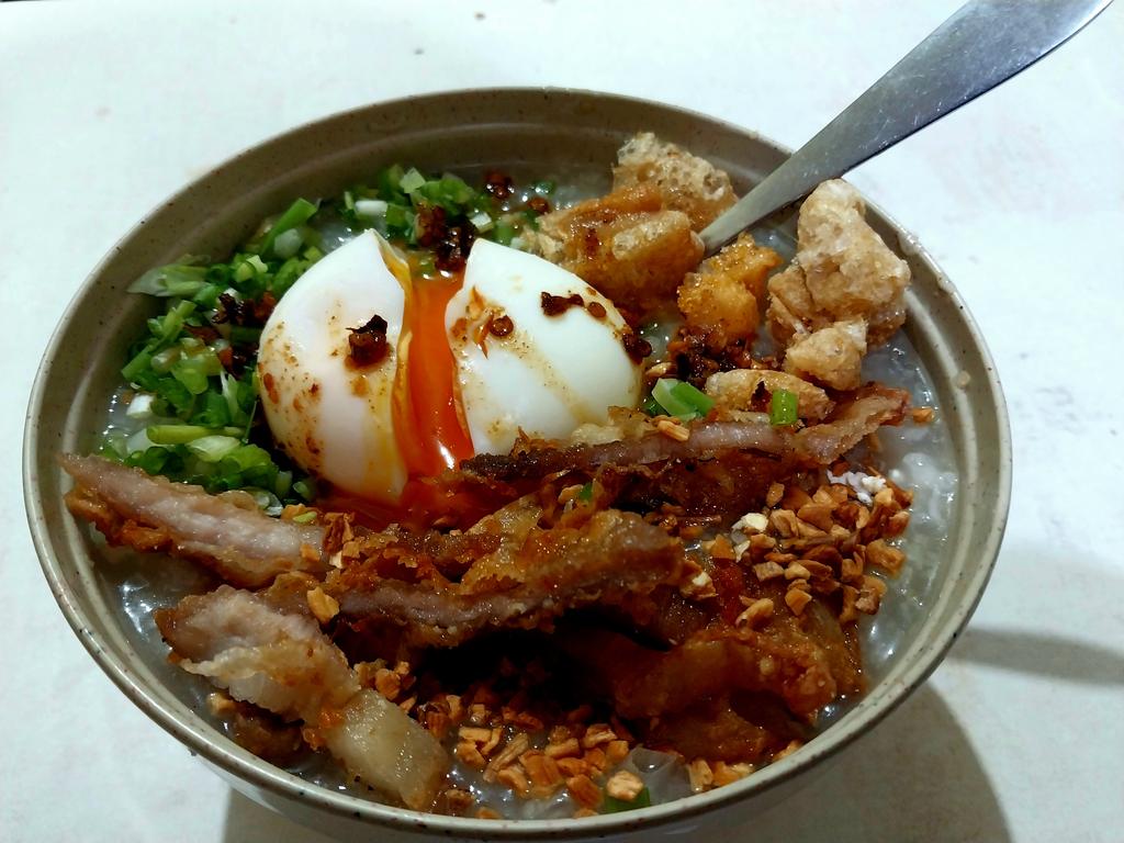 lizzytimbreza's tweet photo. lugaw, loaded: fried pork, fried tofu, chicharong laman, garlic chips, green onion, six minute egg, scotch bonnet chili oil https://t.co/vmSC1iRBqr