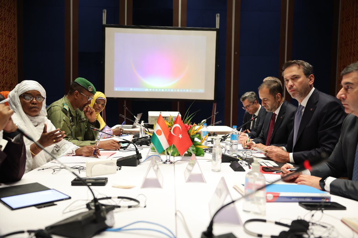 aBayraktar1's tweet photo. Niamey temasları kapsamında Nijer Maden Bakanı Sayın Abarchi Ousmane, Petrol Bakanı Sayın Mahaman Moustapha Barké ve Enerji Bakanı Sayın Amadou Haoua ile bir araya geldik.

Görüşmede devam eden maden arama faaliyetlerimizi, petrol arama ile elektrik üretim ve iletim alanlarında geliştirebileceğimiz ortak projeleri değerlendirdik.