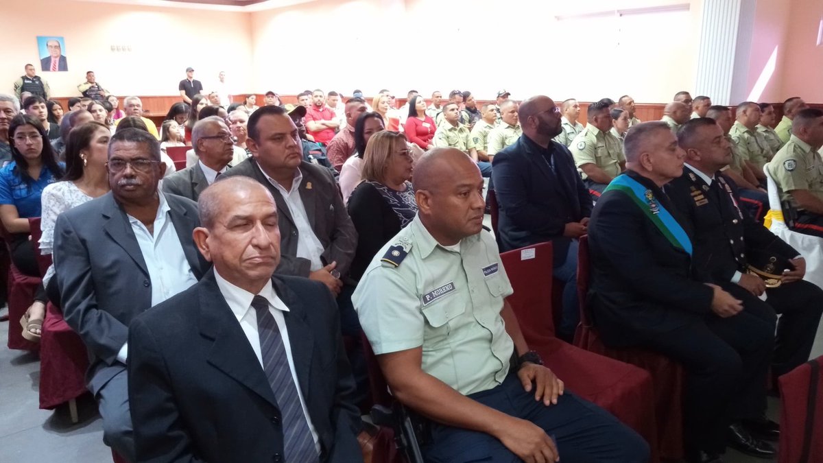 HiulisR's tweet photo. En el día nacional del policía @PoliLagunillas asciende a 27 funcionarios este martes #16DeJulio, se realizó el acto de Ascensos Ordinarios 2024 en el auditorio de la Universidad Alonzo de Ojeda (Uniojeda), presidido por el alcalde del municipio Lagunillas José Mosquera Adarme. https://t.co/8EJw37Skws