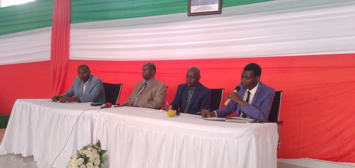 CommuneRutegama's tweet photo. Musitanteri @CommuneRutegama yakiriye umugwi CVR n'ishirahamwe Miparec ryashinze comite z'amahoro.Emb.Pierre Claver NDAYICARIYE arongoye CVR amaze kubereka ivyo CVR iriko irarangura biciye/film yishuye ababajij ati ntica ubwoko hica intwaro mbi. @MuramvyaProv @MininterInfosBi https://t.co/mSuO7ukJsz