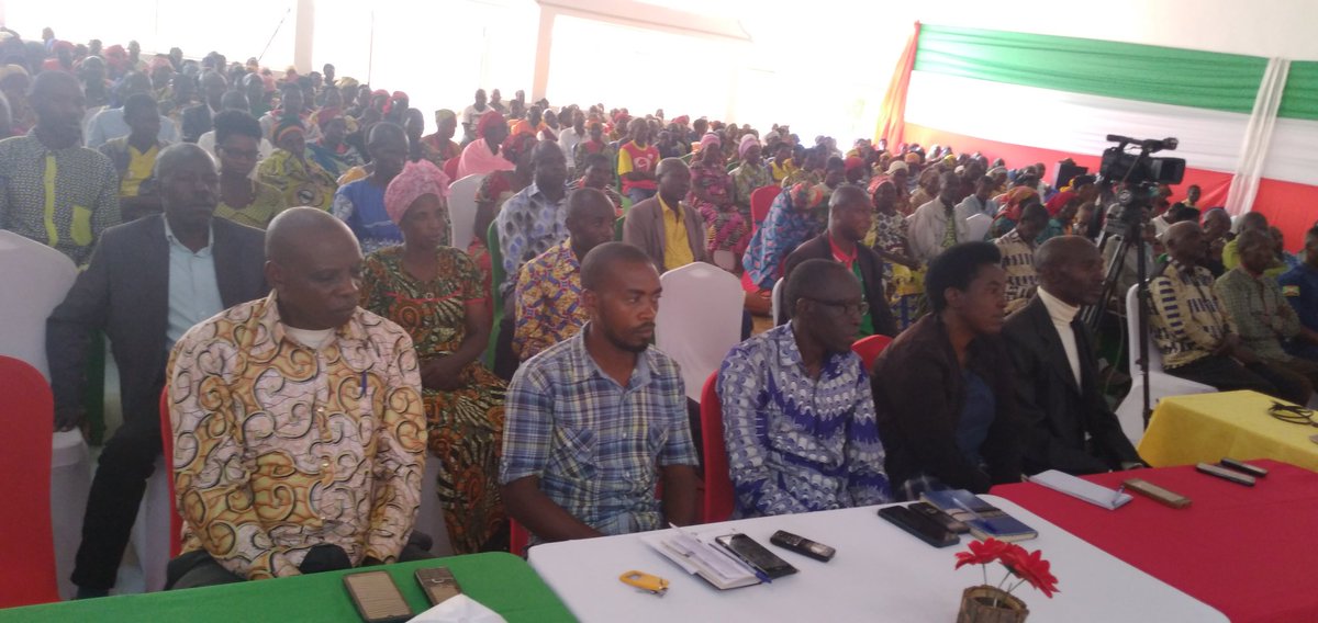 CommuneRutegama's tweet photo. Musitanteri @CommuneRutegama yakiriye umugwi CVR n'ishirahamwe Miparec ryashinze comite z'amahoro.Emb.Pierre Claver NDAYICARIYE arongoye CVR amaze kubereka ivyo CVR iriko irarangura biciye/film yishuye ababajij ati ntica ubwoko hica intwaro mbi. @MuramvyaProv @MininterInfosBi https://t.co/mSuO7ukJsz