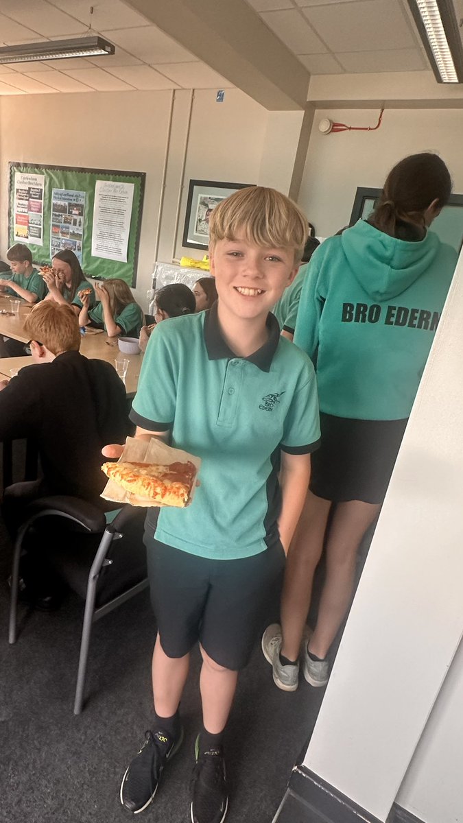 siarteriaithYBE's tweet photo. Parti Pizza Cymreictod 2024. Gwobrwyo y 30 sydd â’r mwyaf o bwyntiau gwyrdd am ymfalchio yn y Gymraeg, defnyddio’r iaith yn hyderus a hyrwyddo Cymreictod. Da iawn chi! 🏴󠁧󠁢󠁷󠁬󠁳󠁿Pizzas all round for these pupils for being so enthusiastic towards the Welsh language this year!🍕@BroEdern https://t.co/sXMWDLpHTe