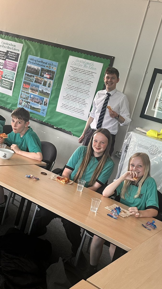 siarteriaithYBE's tweet photo. Parti Pizza Cymreictod 2024. Gwobrwyo y 30 sydd â’r mwyaf o bwyntiau gwyrdd am ymfalchio yn y Gymraeg, defnyddio’r iaith yn hyderus a hyrwyddo Cymreictod. Da iawn chi! 🏴󠁧󠁢󠁷󠁬󠁳󠁿Pizzas all round for these pupils for being so enthusiastic towards the Welsh language this year!🍕@BroEdern https://t.co/sXMWDLpHTe