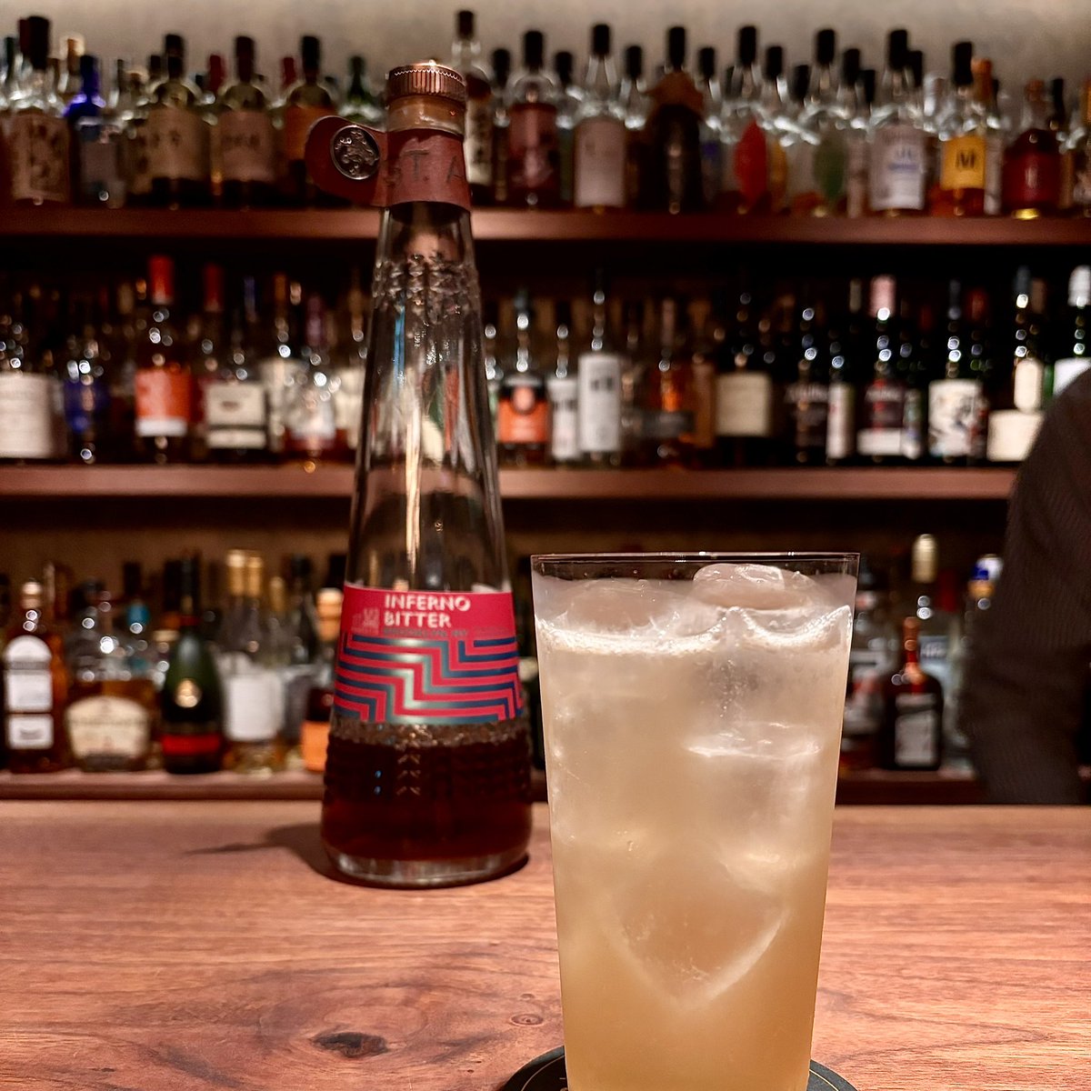 seequor's tweet photo. Brooklyn with a view
眺めのいいブルックリン
1 oz インフェルノビター #stagrestis
1 oz ドライベルモット
1 oz ライム
3/4 oz シロップ
シェイクし、ソーダを注ぐ
本当は Rome with a view という名前で、カンパリを使います。モダンクラシックとなったアメリカーノのリフ。
作者はMichael McIlroy, Attaboy, NY
恵比寿 BW01