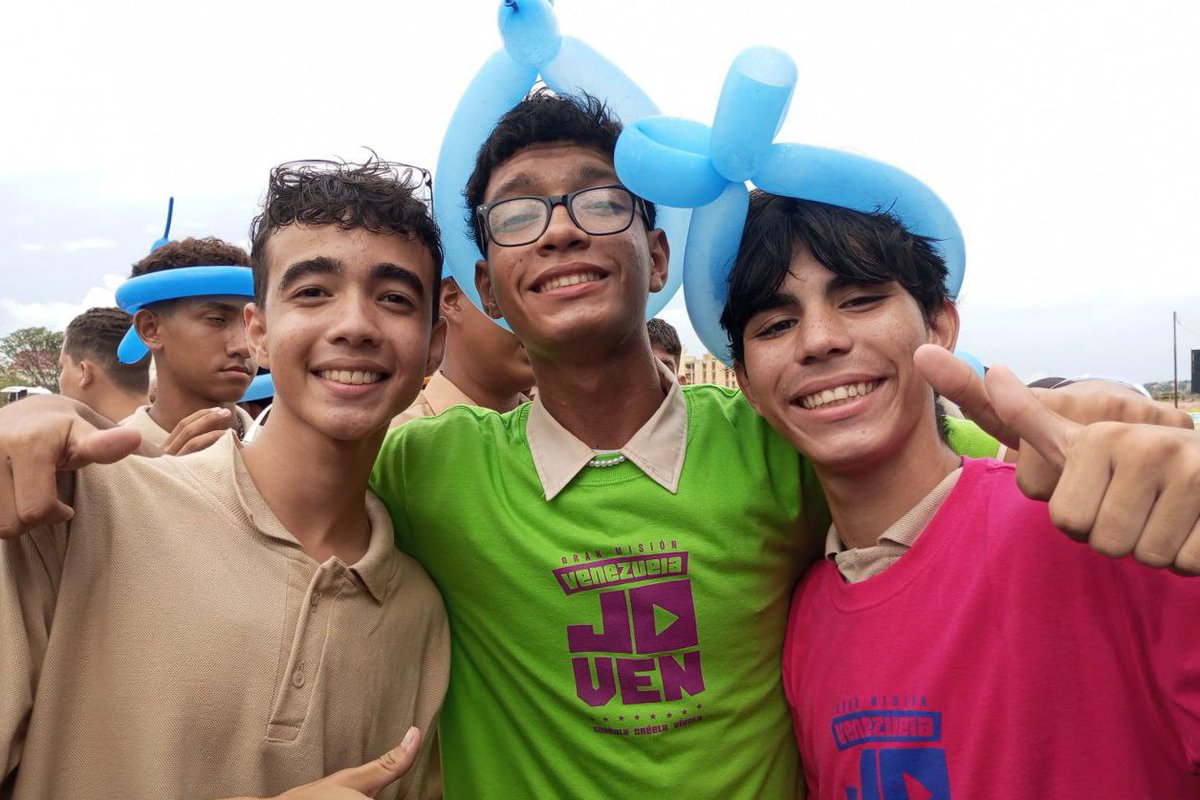 _LaAvanzadora's tweet photo. ¡Felicidades muchachos/as!

Gracias Pdte. @NicolasMaduro, desde el Polideportivo Félix Lalito Velásquez nuestra juventud de #Sucre celebró su graduación con el "Mostacho Fest Bachiller 2024". 

@MPPEDUCACION https://t.co/QUIZ0yeyoj