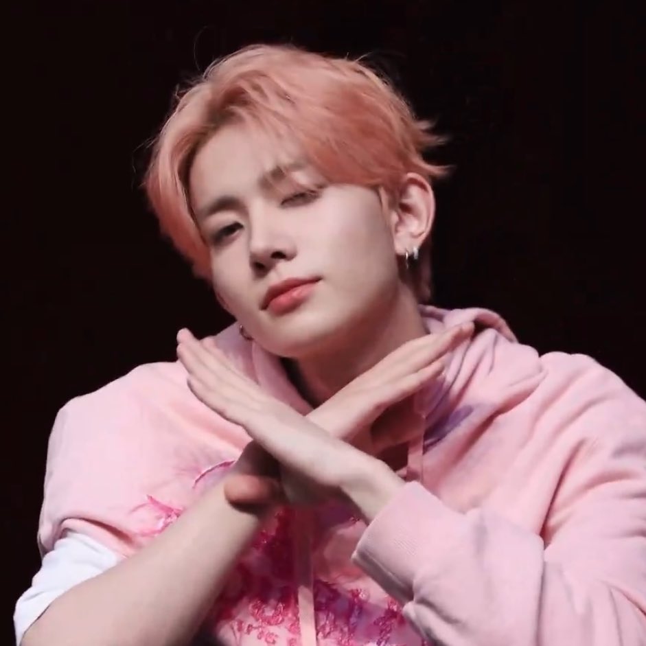 lhslovespace's tweet photo. #heeseung for today’s fansign! 💞🍬 https://t.co/KLwdQ0KIDS