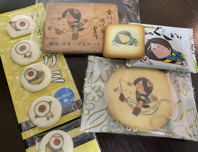 ⑤水木しげるロード 17

お菓子はほぼほぼ全部が一つ一つがプリントやキャラ型が施されててどれを買っても楽しいもらっても嬉しい。バカァっとたくさん開けてアソートして渡したら喜んでもらえたぞぃ
説明書きにもキャラ絵が使われてて気が利くぅ 
