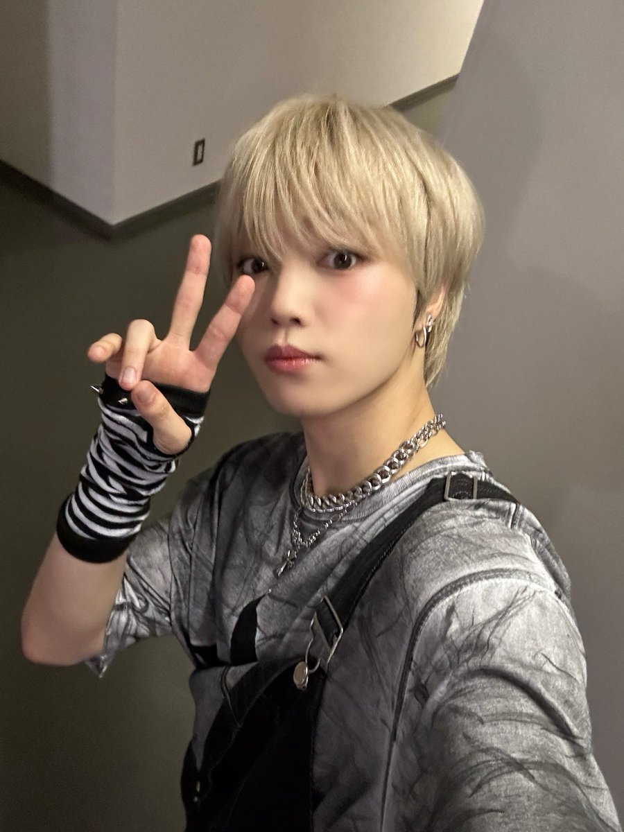 YOUNITE_twt's tweet photo. 쫀하루 보내깅 😉

#은호 #EUNHO https://t.co/TAd8Qw5WZx