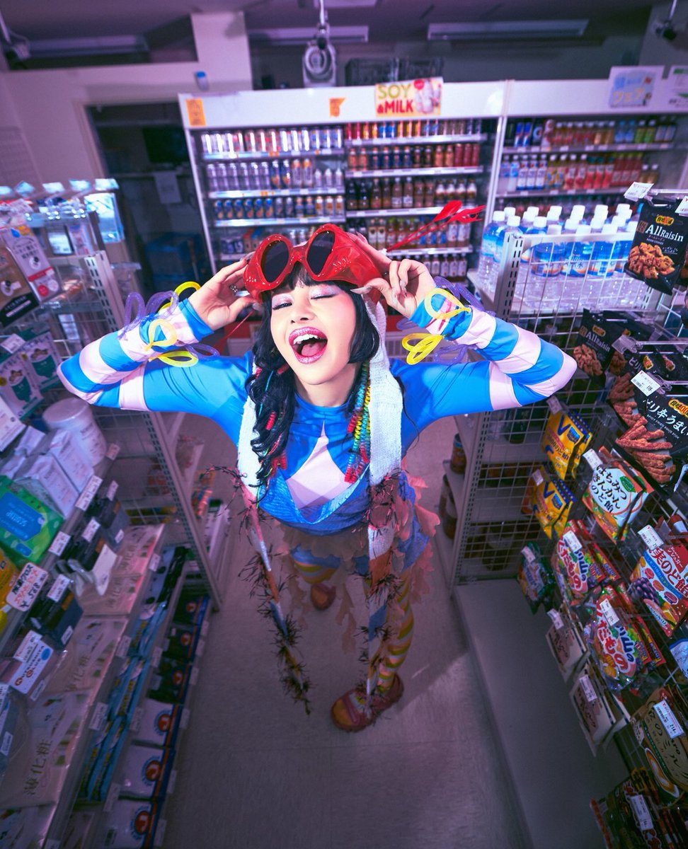に、日本のコンビニで撮影🎬 もしこの場にいて 