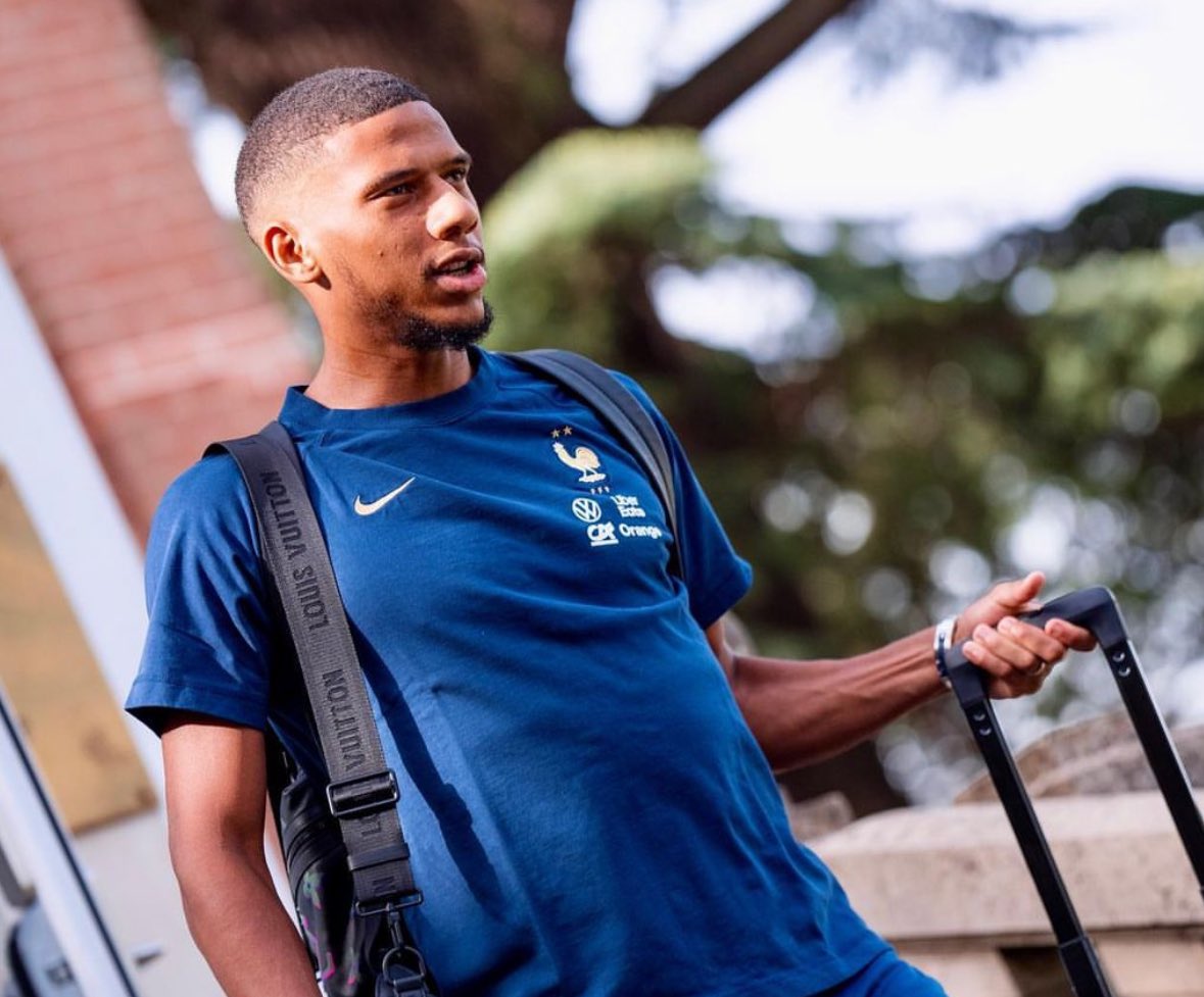 FabrizioRomano's tweet photo. ⚪️⚫️🇫🇷 Jean-Clair Todibo has been very clear with Nice: he wants to join Juventus as priority, currently waiting for them.

West Ham had bid accepted but they’re aware of player plan to wait for Juve, as reported earlier this morning.

Personal terms already agreed. 🤝🏻 https://t.co/9ujE98ibpC