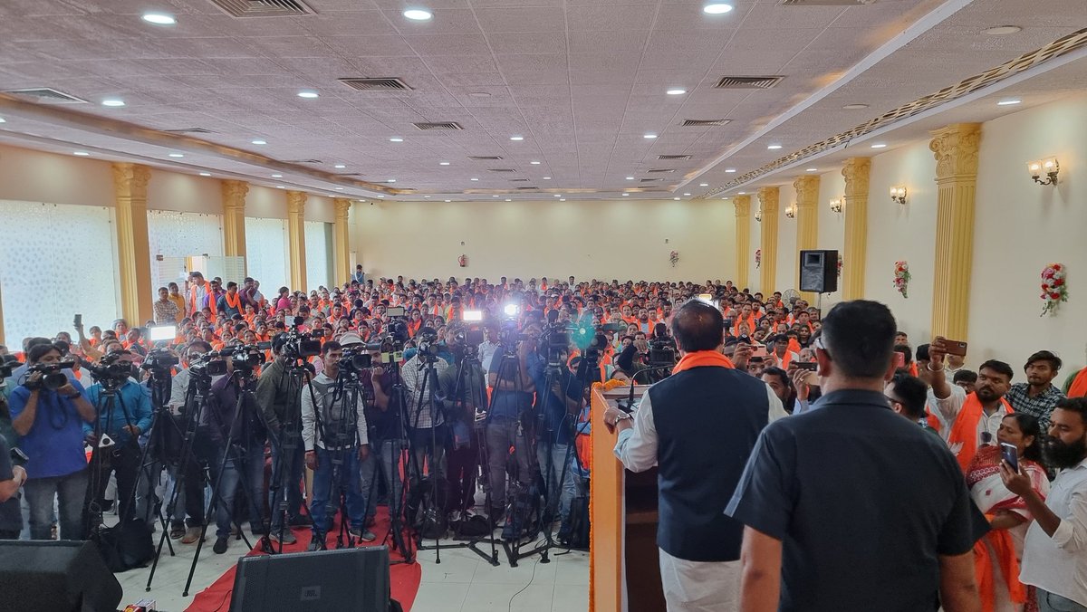 bjpcpsingh's tweet photo. आज स्वागतम बैंक्वेट हॉल में आयोजित रांची विधानसभा स्तरीय "अभिनंदन सह विजय संकल्प सभा" को असम के लोकप्रिय मुख्यमंत्री व झारखंड विधानसभा चुनाव के सह प्रभारी माननीय श्री @himantabiswa जी ने संबोधित किया। इस अवसर पर उन्होंने सभी कार्यकर्तागणों पर पुष्प वर्षा कर उनका आभार प्रकट किया। कार्यकताओं के अथक प्रयास और समर्पण से ही संगठन नई ऊंचाइयों को प्राप्त करेगी। इस शुभ अवसर पर माननीय रक्षा राज्य मंत्री श्री @SethSanjayMP जी, प्रदेश उपाध्यक्ष बालमुकुंद सहाय जी, जिलाध्यक्ष वरुण साहू जी एवं अन्य गणमान्य लोग उपस्थित रहे।