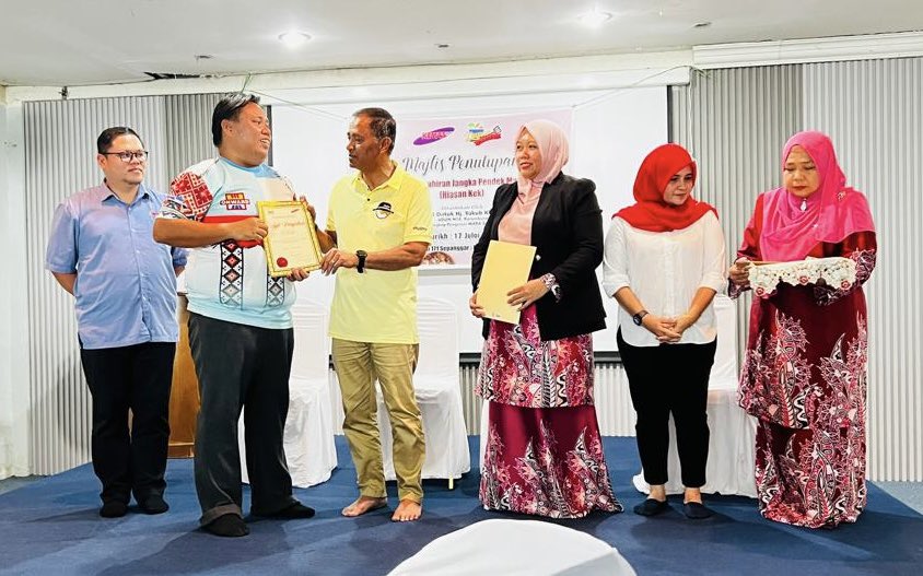 DatukYakubKhan's tweet image. 𝟭𝟳 𝗝𝘂𝗹𝗮𝗶 𝟮𝟬𝟮𝟰 | 𝗥𝗮𝗯𝘂 | 𝟭.𝟬𝟬 𝗽𝗲𝘁𝗮𝗻𝗴

Menyempurnakan Majlis Penutupan Kursus Kemahiran Jangka Pendek Masakan (Hiasan Kek) anjuran KEMAS. Hadir sama TKB, NKB &amp;amp; KW UMNO Bhagian Sepanggar.

 #DYK
#n16karambunai
#KEMAS