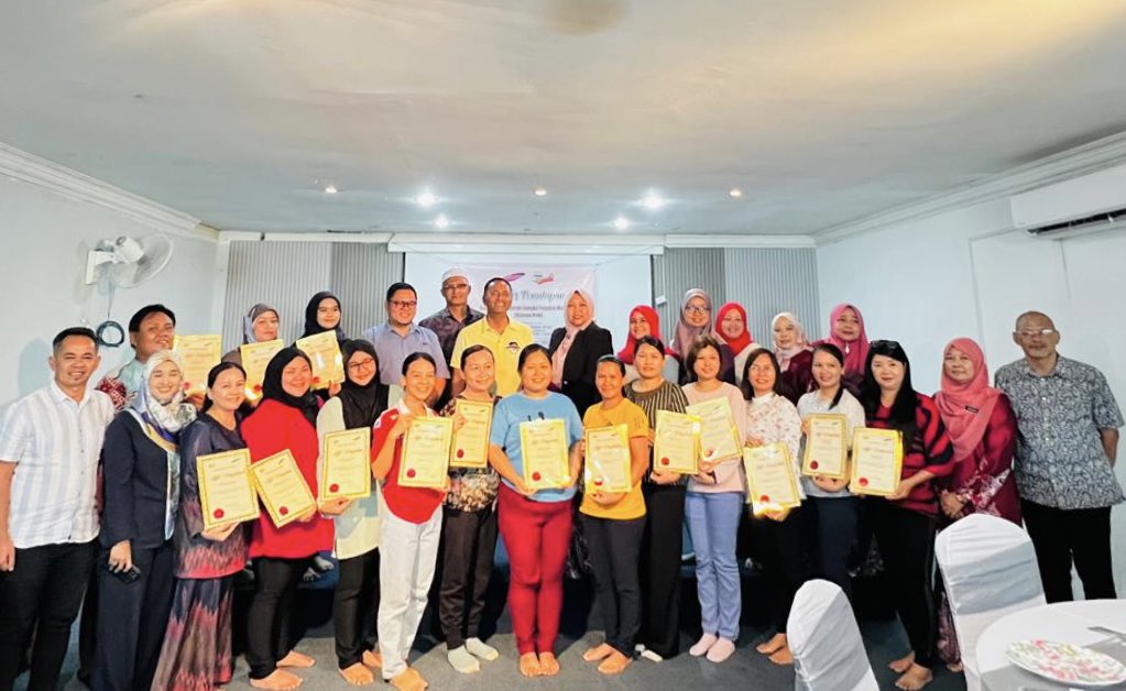 DatukYakubKhan's tweet image. 𝟭𝟳 𝗝𝘂𝗹𝗮𝗶 𝟮𝟬𝟮𝟰 | 𝗥𝗮𝗯𝘂 | 𝟭.𝟬𝟬 𝗽𝗲𝘁𝗮𝗻𝗴

Menyempurnakan Majlis Penutupan Kursus Kemahiran Jangka Pendek Masakan (Hiasan Kek) anjuran KEMAS. Hadir sama TKB, NKB &amp;amp; KW UMNO Bhagian Sepanggar.

 #DYK
#n16karambunai
#KEMAS