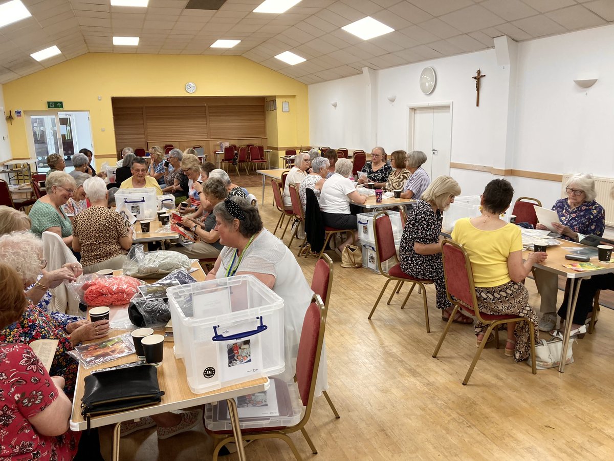 Luton Libraries Well & Wise (@lutonwellwise) on Twitter photo Thank you to the Bushmead Ladies Club for welcoming us and our Memory Box collection. 😃
As always this collection sparks great conversation and reminiscing 👏
For more info & to book please visit
lutonlibraries.co.uk/digital-conten…
<a href="/LutonLibraries/">Luton Libraries</a>
#Luton #Wellbeing Thank you to the Bushmead Ladies Club for welcoming us and our Memory Box collection. 😃
As always this collection sparks great conversation and reminiscing 👏
For more info & to book please visit
lutonlibraries.co.uk/digital-conten…
<a href="/LutonLibraries/">Luton Libraries</a>
#Luton #Wellbeing