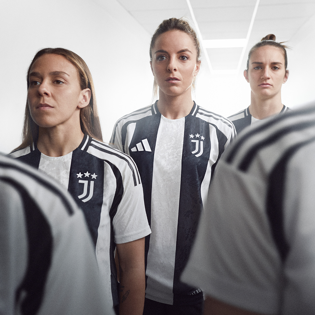 ProD_Soccer_FR's tweet photo. 🤍🖤 La Juve sort son nouveau maillot domicile pour la saison 24/25 🤍🖤 Du classique

Retrouve toute la collection sur Pro:Direct Soccer 🛒https://t.co/dfs7jHBGUp https://t.co/kv5ZmKjAQZ