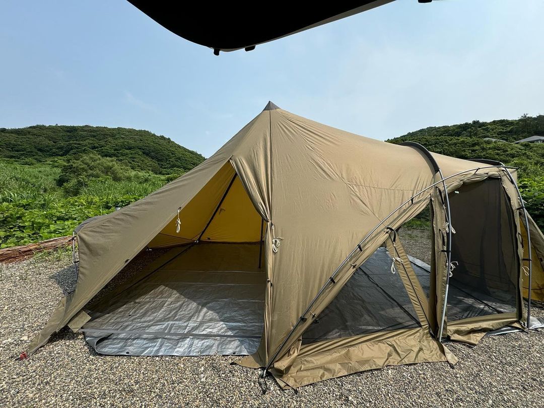 Yune_0126's tweet photo. ここから中に入れる荷物を搬入出来るんじゃ…🤔

暑いので風通し良くするために、反対側もオープン‼️
おぉ👏✨向こう側の景色が見えました🤩💖

ただ、メッシュが付いていないので虫さん🪲入りたい放題😅
夏は開けたいけど、虫が…悩みます🥺
#時差投稿
#キャンプ女子
#女子アウトドア
#女子キャンパー https://t.co/XPcNwzBlB9