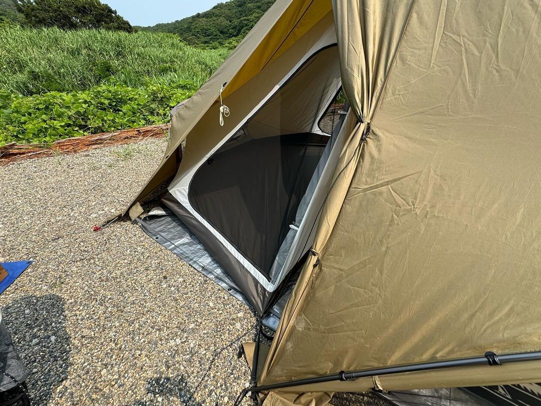 Yune_0126's tweet photo. ここから中に入れる荷物を搬入出来るんじゃ…🤔

暑いので風通し良くするために、反対側もオープン‼️
おぉ👏✨向こう側の景色が見えました🤩💖

ただ、メッシュが付いていないので虫さん🪲入りたい放題😅
夏は開けたいけど、虫が…悩みます🥺
#時差投稿
#キャンプ女子
#女子アウトドア
#女子キャンパー https://t.co/XPcNwzBlB9