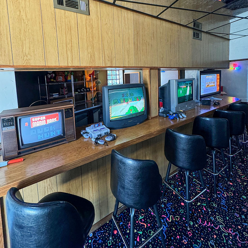 OKCTalk's tweet photo. A new vintage arcade at Sauced in the Paseo - "Five More Minutes" - opens today, Wed, 7/17

25+ vintage games + Nintendo consoles, air hockey, claw, and vending machines.

It's a "free play" arcade open to ALL AGES and serving food seven days a week 11 AM - Midnight. https://t.co/Ixh3mh8qio
