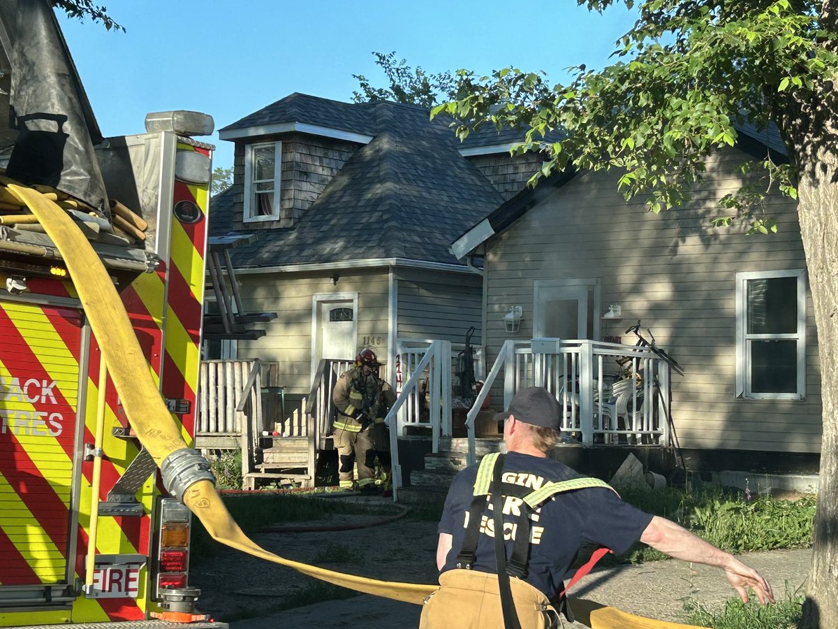 Regina_Fire's tweet photo. Crews currently on scene on the 1100 Blk of Robinson St. for a reported house fire. Fire was promptly extinguished by crews. All searches complete with no injuries reported. Fire will be under investigation. #yqr https://t.co/RJ848kvIzR