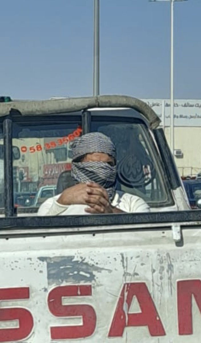 esamkmg's tweet photo. نحن في نعمه عظيمه نتنقل بين المكيفات وهذا العامل يغطي وجهه من الحر والشمس...اللهم لك الحمد كما ينبغي لجلالك وعظيم سلطانك #الرياض https://t.co/KuOE3fWcDE