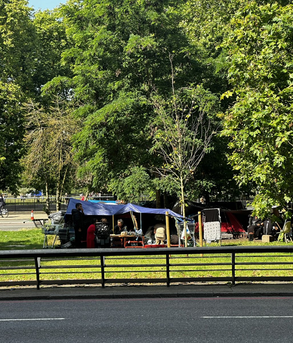 Alicent_art's tweet photo. @CityWestminster how can this camping site be allowed in Park Lane, London Mayfair? https://t.co/t0DshtnpBA
