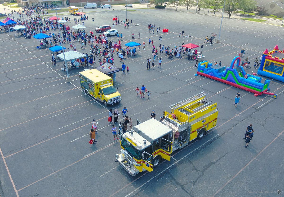 PikeTwpFire's tweet photo. BACK TO SCHOOL!!! This Saturday, #pikefire was honored to join the community in the annual Back to School festival at the MSD of Pike Township parking lot. We were able to offer advice in staying safe, as well as showing off some of our equipment. #BacktoSchool #PTFD https://t.co/n0Ib3bA9fn