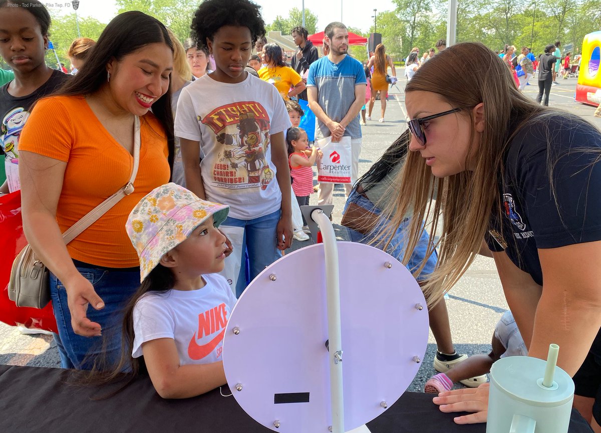 PikeTwpFire's tweet photo. BACK TO SCHOOL!!! This Saturday, #pikefire was honored to join the community in the annual Back to School festival at the MSD of Pike Township parking lot. We were able to offer advice in staying safe, as well as showing off some of our equipment. #BacktoSchool #PTFD https://t.co/n0Ib3bA9fn