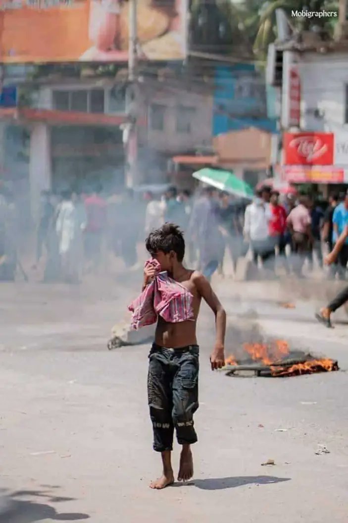 sayedrouf4's tweet photo. BARISHAL UPDATE!!! 
 - 50+ injured, 2 arrest.
Polytechnic, BM college 4 shot!!
Barishal highway - Over 2+ hours of clash still ongoing!!
POLICE USING WARM WATER TANKS TO DISPERSE!!!
#QUOTAMOVEMENT2024
#Bangladesh
#Save_Bangladeshi_students https://t.co/DZjcU6tp6I