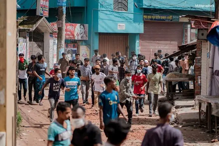 BARISHAL UPDATE!!! 
 - 50+ injured, 2 arrest.
Polytechnic, BM college 4 shot!!
Barishal highway - Over 2+ hours of clash still ongoing!!
POLICE USING WARM WATER TANKS TO DISPERSE!!!
#QUOTAMOVEMENT2024
#Bangladesh
#Save_Bangladeshi_students