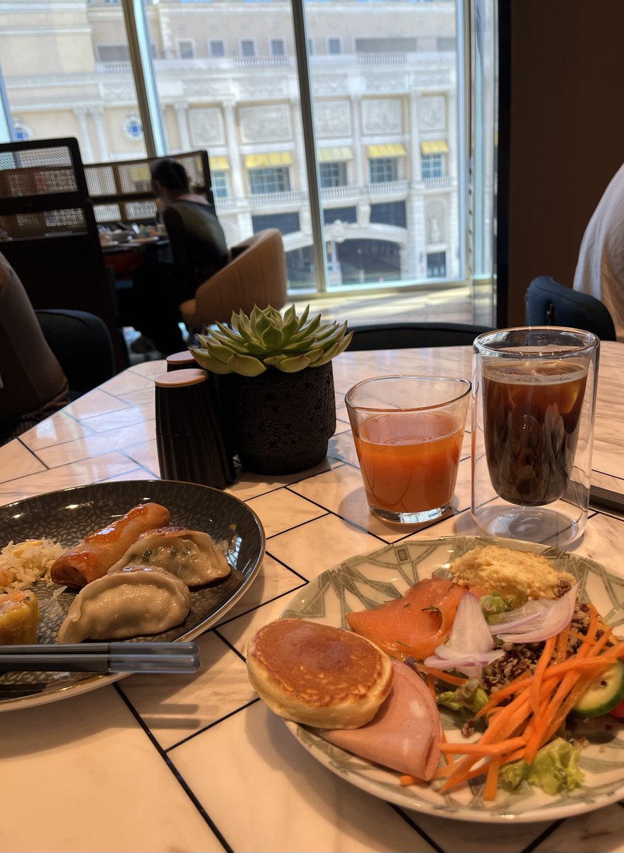 SakuraItohJoan's tweet photo. ホテルの朝食ビュッフェがもの凄いバラエティに富んでいて、もっともっとたくさんの種類の食べたかった😋
そして🇲🇴マカオビールは飲みやすくて美味しかった🍻(グラスも可愛い・担当のバーのお姉さんがとっても親切だった)
#マカオ旅 #コタイ地区 #BlindTiger https://t.co/B8zCoMJUjo