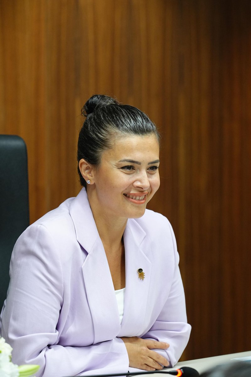 haticeselli's tweet photo. Önceki Dönem Kadın Kolları Başkanlığı görevini özveriyle ve büyük başarıyla yürüten Yeşim Yankılıç’a teşekkür ederim.

Bu bayrağı devralırken, yeni dönemde mücadelemizi daha da ileriye taşıyacağımızın sözünü veriyorum.

Kadınlarımızın gücünü ve dayanışmasını her alanda büyüterek, birlikte daha güçlü olacağız.