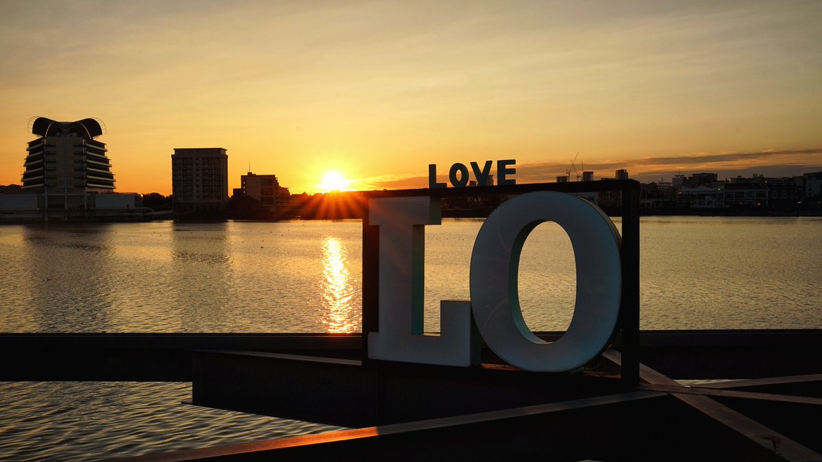 JayStarPhoto's tweet photo. DJ @GROOVERIDERDJ playing a beautiful emotional track by @londongrammar during this stunning sunset at @LoLoungeCardiff in Cardiff Bay, by the waterside. What a night! Thanks to @AIRSCREAM_UK for putting on this event. #cardiffbay #drumandbass #dnb #junglemusic #sunsetvibes https://t.co/nd4lvJFdw0
