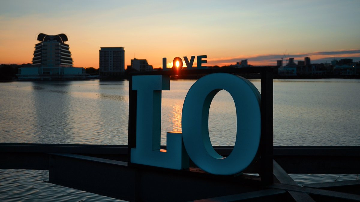 JayStarPhoto's tweet photo. DJ @GROOVERIDERDJ playing a beautiful emotional track by @londongrammar during this stunning sunset at @LoLoungeCardiff in Cardiff Bay, by the waterside. What a night! Thanks to @AIRSCREAM_UK for putting on this event. #cardiffbay #drumandbass #dnb #junglemusic #sunsetvibes https://t.co/nd4lvJFdw0