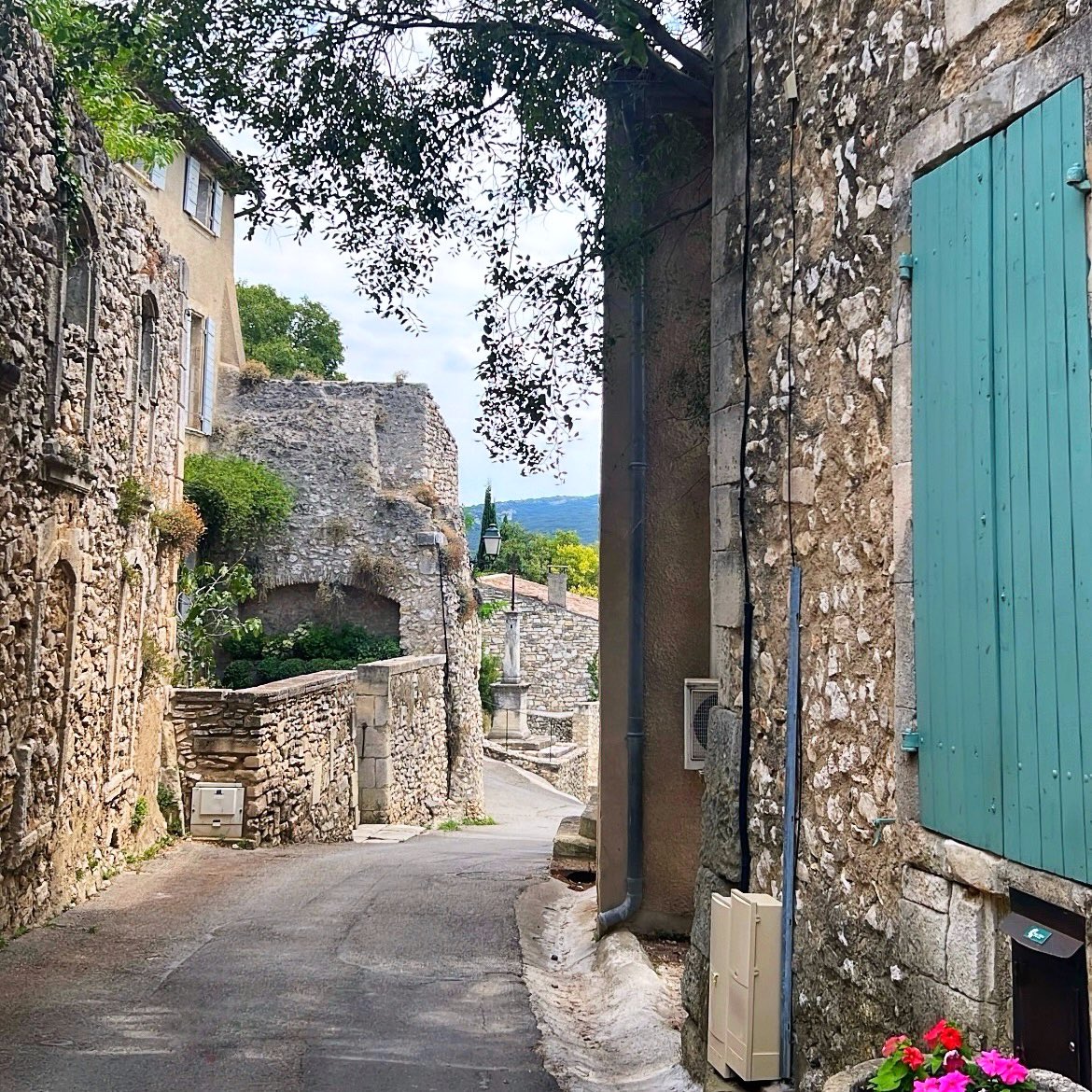 GarethHawthorne's tweet photo. Eygalières, Provence 🇫🇷 https://t.co/jJPnB0YYB7