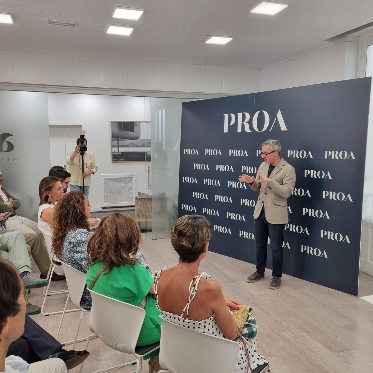 proacomunica's tweet photo. @arpaeditores #DiálogosPROAComunicación José María Lasalle: necesitamos una ética para la #IA, pero que antes que pensar en sus riesgos, se plantee para qué utilizamos la #IA y que hagan reconciliable la relación del ser humano con la técnica https://t.co/Bg1KFD8UXE