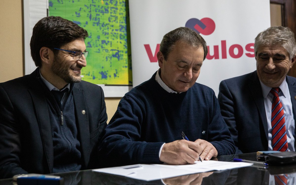 maxipullaro's tweet photo. Ayer firmamos programas Vínculos para las comunas de #Candioti y #Nelson con el objetivo de seguir fortaleciendo la seguridad en la provincia de Santa Fe.

Esta iniciativa forma parte de las políticas públicas de nuestro gobierno y busca mejorar la protección ciudadana mediante inversiones en infraestructura y tecnología.

Es muy importante en la lucha contra la inseguridad el trabajo coordinado entre municipios, comunas y la provincia para poder reducir la violencia y el delito.