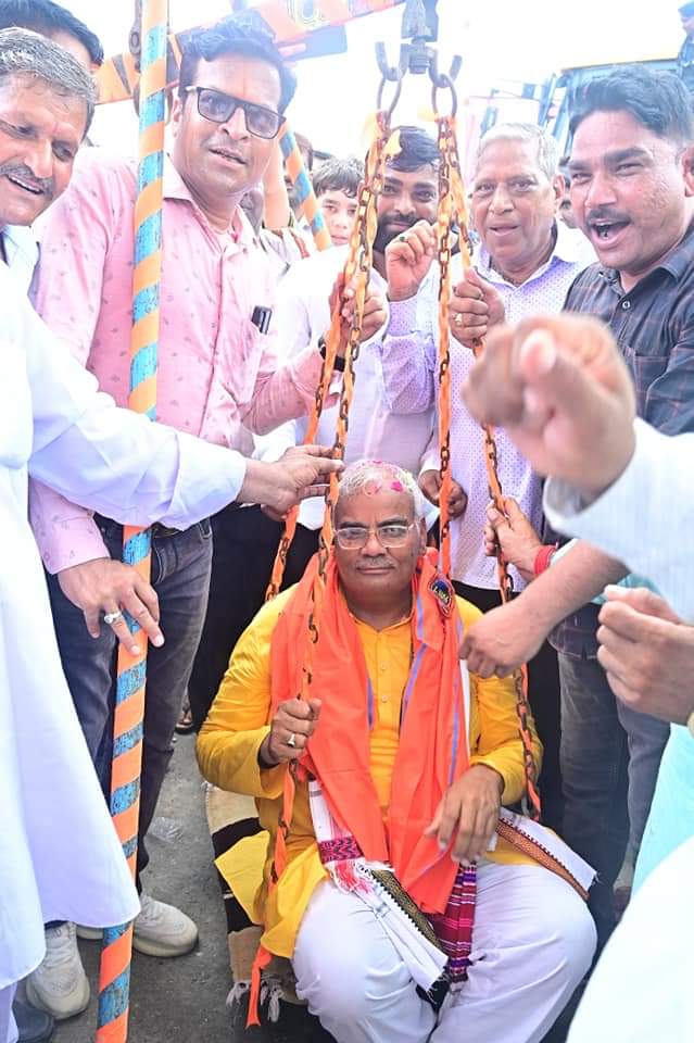madandilawar's tweet photo. खम्मा घणी सा!! पधारो सा!! 

संसदीय क्षेत्र कोटा बूंदी के लोकप्रिय सांसद व लगातार दूसरी बार पुनः लोकसभा अध्यक्ष बनने के पश्चात आज आदरणीय श्री @ombirlakota जी के अपने संसदीय क्षेत्र रामगंजमंडी में प्रथम आगमन पर  देवतुल्य जनता सहित कर्मठ कार्यकर्त्ता बंधुओं के साथ उनका आत्मीय स्वागत अभिनंदन किया।

तदुपरांत, माननीय लोकसभा अध्यक्ष जी के साथ माननीय प्रधानमंत्री श्री @narendramodi जी द्वारा प्रारंभ एक पेड़ मां के नाम अभियान तथा राजस्थान सरकार द्वारा 8 अगस्त को मनाए जाने वाले अमृत पर्यावरण महोत्सव के तहत पौधारोपण किया।