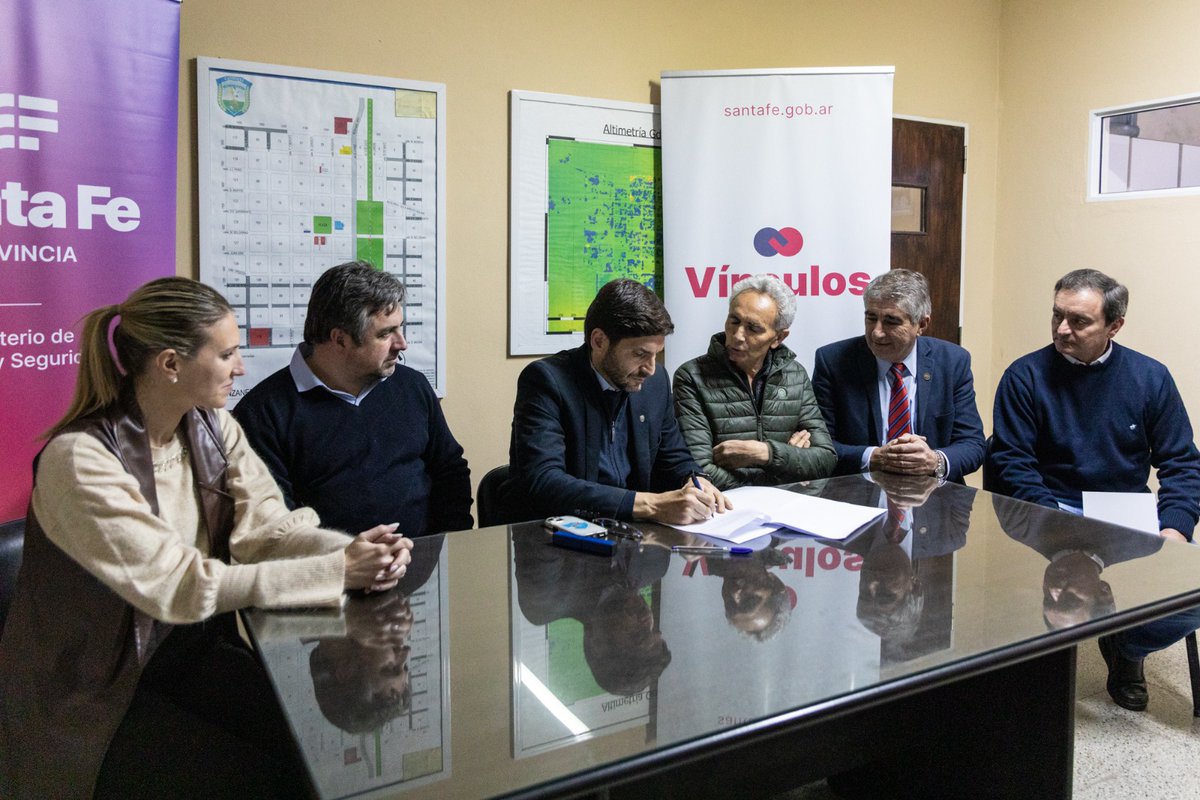 maxipullaro's tweet photo. Ayer firmamos programas Vínculos para las comunas de #Candioti y #Nelson con el objetivo de seguir fortaleciendo la seguridad en la provincia de Santa Fe.

Esta iniciativa forma parte de las políticas públicas de nuestro gobierno y busca mejorar la protección ciudadana mediante inversiones en infraestructura y tecnología.

Es muy importante en la lucha contra la inseguridad el trabajo coordinado entre municipios, comunas y la provincia para poder reducir la violencia y el delito.