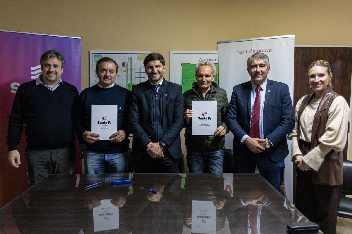 maxipullaro's tweet photo. Ayer firmamos programas Vínculos para las comunas de #Candioti y #Nelson con el objetivo de seguir fortaleciendo la seguridad en la provincia de Santa Fe.

Esta iniciativa forma parte de las políticas públicas de nuestro gobierno y busca mejorar la protección ciudadana mediante inversiones en infraestructura y tecnología.

Es muy importante en la lucha contra la inseguridad el trabajo coordinado entre municipios, comunas y la provincia para poder reducir la violencia y el delito.
