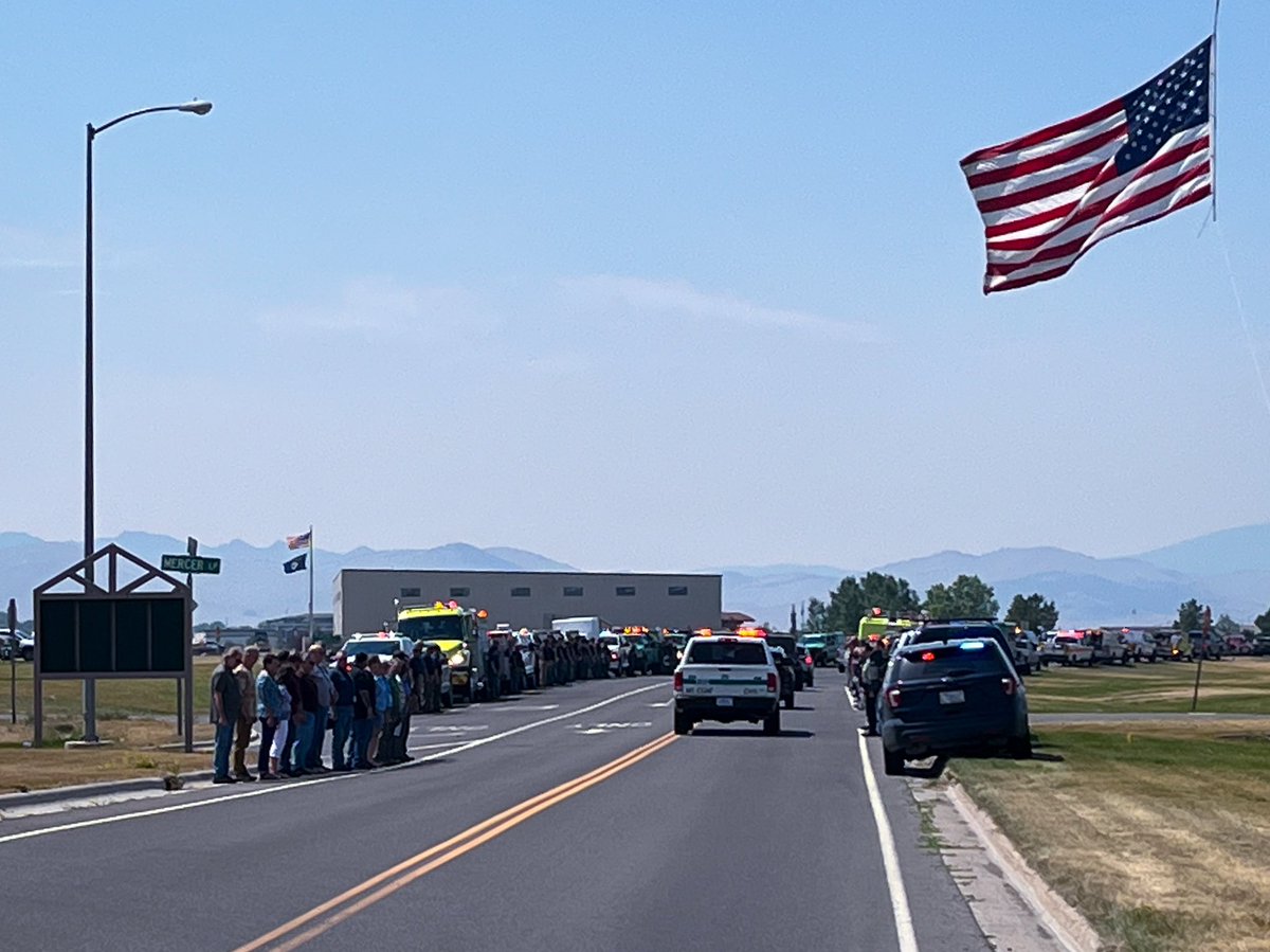 AndyForHelena's tweet image. Cordon of Honor for Pilot Juliana Turchetti

She tragically lost her life while flying a mission during the Horse Gulch Fire on July 10th. She had a passion for flying, her family &amp;amp; her business, Aviatori Coffee, roasting beans from her home Brazil. 

Descanse em paz #MTfire