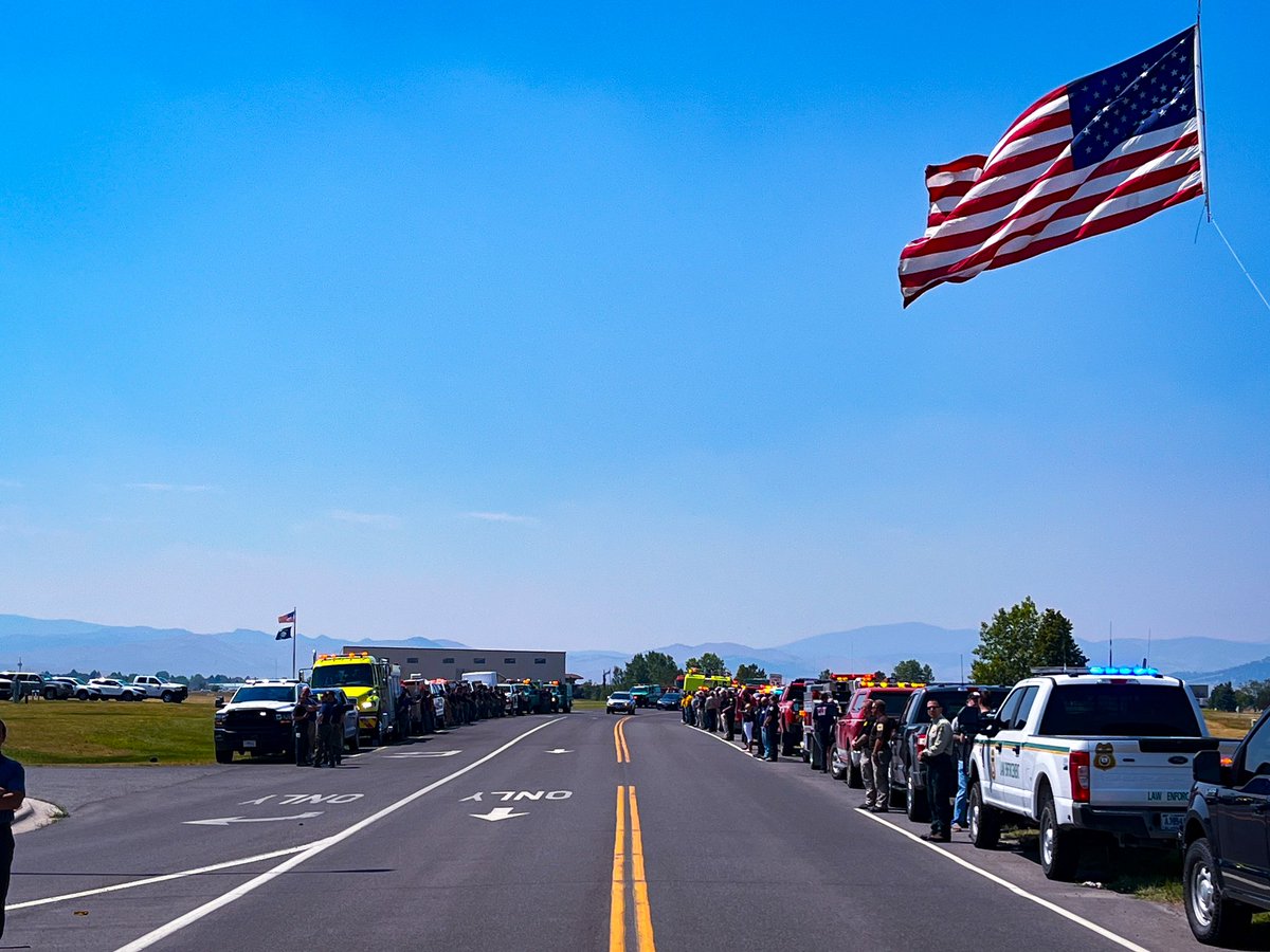 AndyForHelena's tweet image. Cordon of Honor for Pilot Juliana Turchetti

She tragically lost her life while flying a mission during the Horse Gulch Fire on July 10th. She had a passion for flying, her family &amp;amp; her business, Aviatori Coffee, roasting beans from her home Brazil. 

Descanse em paz #MTfire