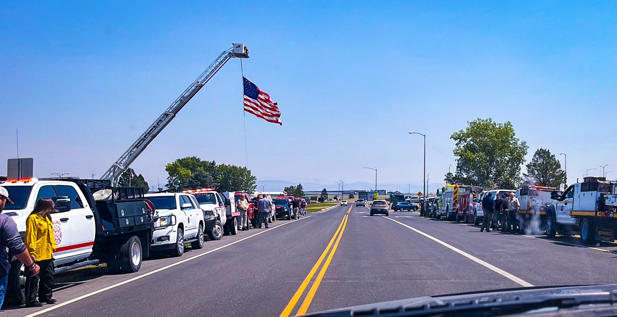 AndyForHelena's tweet image. Cordon of Honor for Pilot Juliana Turchetti

She tragically lost her life while flying a mission during the Horse Gulch Fire on July 10th. She had a passion for flying, her family &amp;amp; her business, Aviatori Coffee, roasting beans from her home Brazil. 

Descanse em paz #MTfire