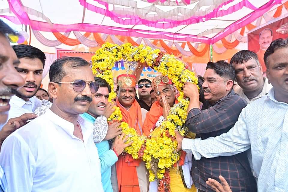 madandilawar's tweet photo. खम्मा घणी सा!! पधारो सा!! 

संसदीय क्षेत्र कोटा बूंदी के लोकप्रिय सांसद व लगातार दूसरी बार पुनः लोकसभा अध्यक्ष बनने के पश्चात आज आदरणीय श्री @ombirlakota जी के अपने संसदीय क्षेत्र रामगंजमंडी में प्रथम आगमन पर  देवतुल्य जनता सहित कर्मठ कार्यकर्त्ता बंधुओं के साथ उनका आत्मीय स्वागत अभिनंदन किया।

तदुपरांत, माननीय लोकसभा अध्यक्ष जी के साथ माननीय प्रधानमंत्री श्री @narendramodi जी द्वारा प्रारंभ एक पेड़ मां के नाम अभियान तथा राजस्थान सरकार द्वारा 8 अगस्त को मनाए जाने वाले अमृत पर्यावरण महोत्सव के तहत पौधारोपण किया।
