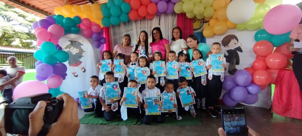cdcegvl's tweet photo. #17Jul Felicidades a los estudiantes de la UEE Maestra Consuelo de Peraza, que fueron promovidos a 1er grado de educación basica.
#VenezuelaSegura 
@_LaAvanzadora 
@MPPEDUCACION 
@EleamerAbdala 
@cdcelara 
@salasimonplanas 
@AurimarVargas1 https://t.co/8q17fkyk0C