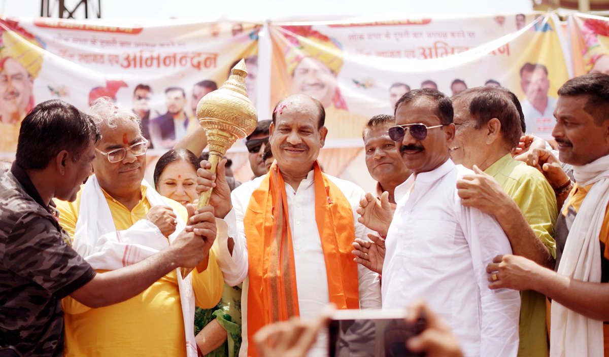 ombirlakota's tweet photo. संसदीय क्षेत्र के रामगंजमण्डी जाते समय आमजन व सामाजिक कार्यकर्ताओं द्वारा किए आत्मिक अभिनंदन से अभिभूत हूं। ये प्रेम, समर्थन और विश्वास ही मेरी सबसे बड़ी शक्ति है। एक बेटे और भाई के रूप में कोटा-बून्दी परिवार के प्रति मेरे कर्तव्यों का सदैव प्रतिबद्धता से निर्वहन करता रहूंगा। https://t.co/d8nxtxNaLC