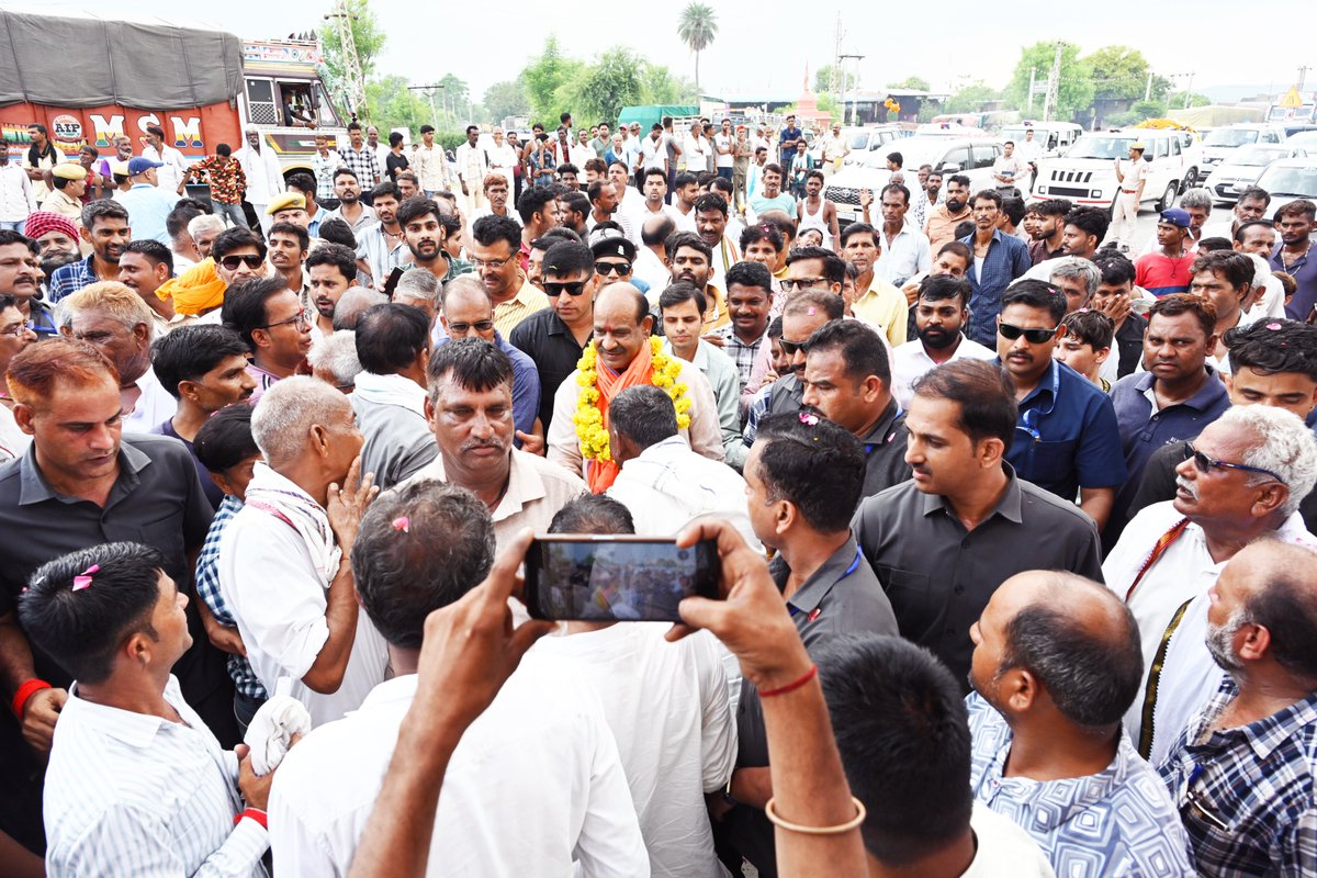 ombirlakota's tweet photo. संसदीय क्षेत्र के रामगंजमण्डी जाते समय आमजन व सामाजिक कार्यकर्ताओं द्वारा किए आत्मिक अभिनंदन से अभिभूत हूं। ये प्रेम, समर्थन और विश्वास ही मेरी सबसे बड़ी शक्ति है। एक बेटे और भाई के रूप में कोटा-बून्दी परिवार के प्रति मेरे कर्तव्यों का सदैव प्रतिबद्धता से निर्वहन करता रहूंगा। https://t.co/d8nxtxNaLC